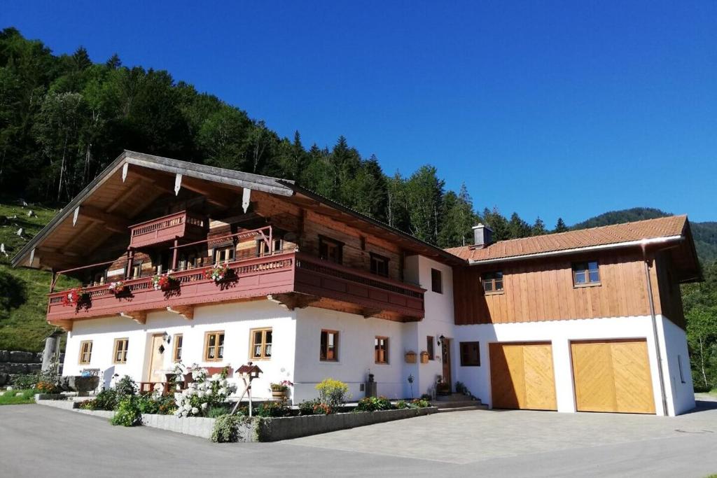 Casa grande con balcón en la parte superior. en Ferienwohnung Grabenhäusl, en Ruhpolding