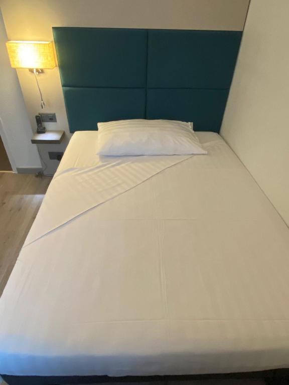 Postel nebo postele na pokoji v ubytování Hotel Admiral