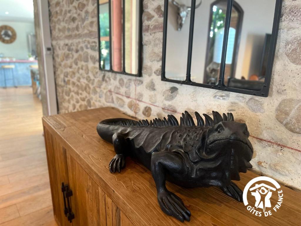 uma estátua de um dinossauro sentado em cima de uma cómoda em L'Hacienda em Pia