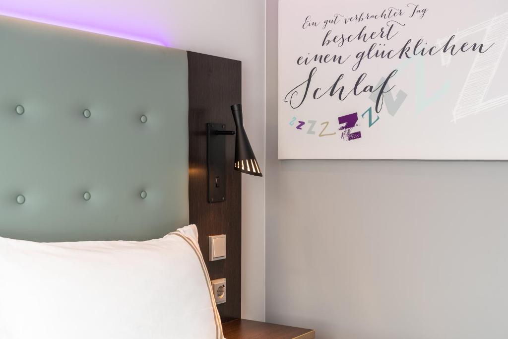 Postel nebo postele na pokoji v ubytování Premier Inn Nürnberg City Nordost