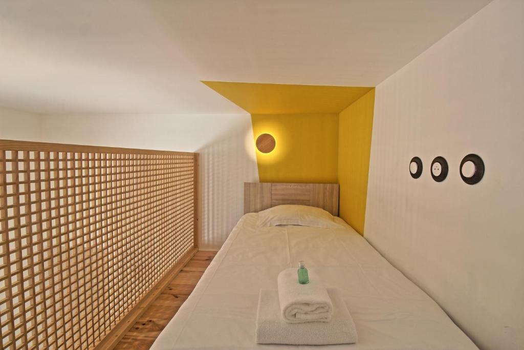 Habitación con cama con lavabo. en Le Sensas - Climatisation et Centre, en Nimes