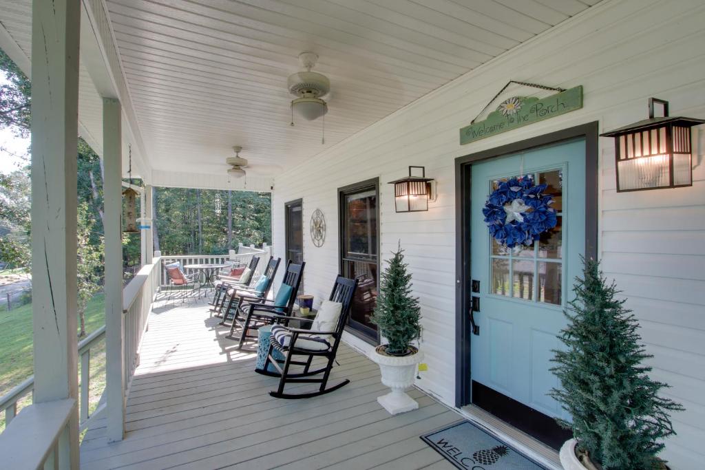 Μπαλκόνι ή βεράντα στο Waterfront Home Near Wilson Lake with Covered Porch!