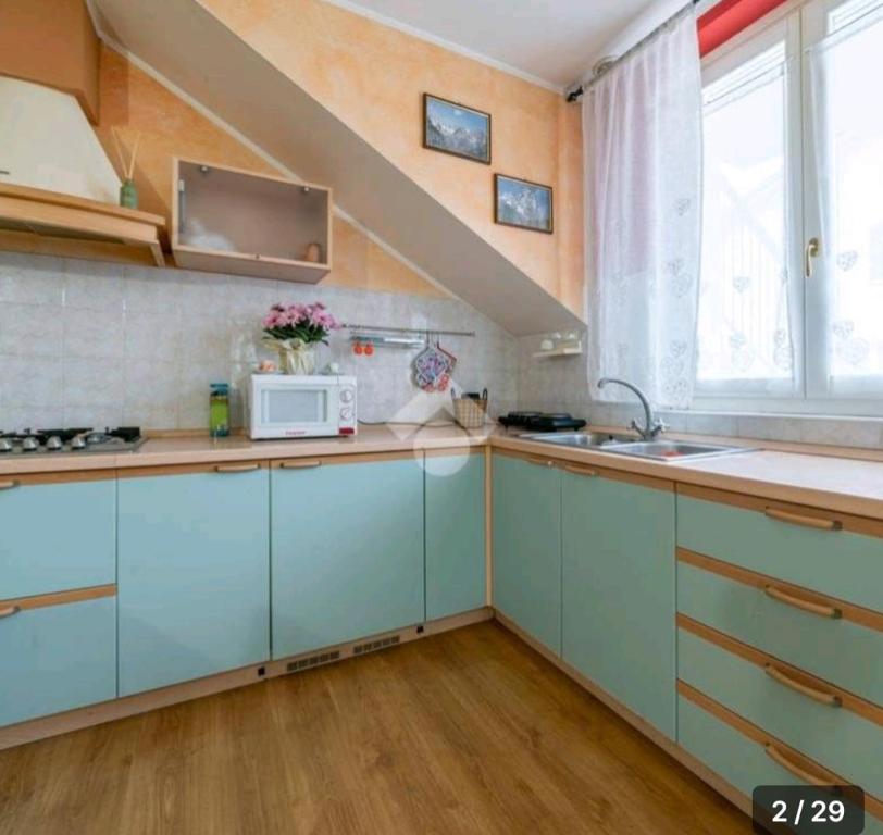 una cocina con armarios azules y una escalera en CasaBella, 