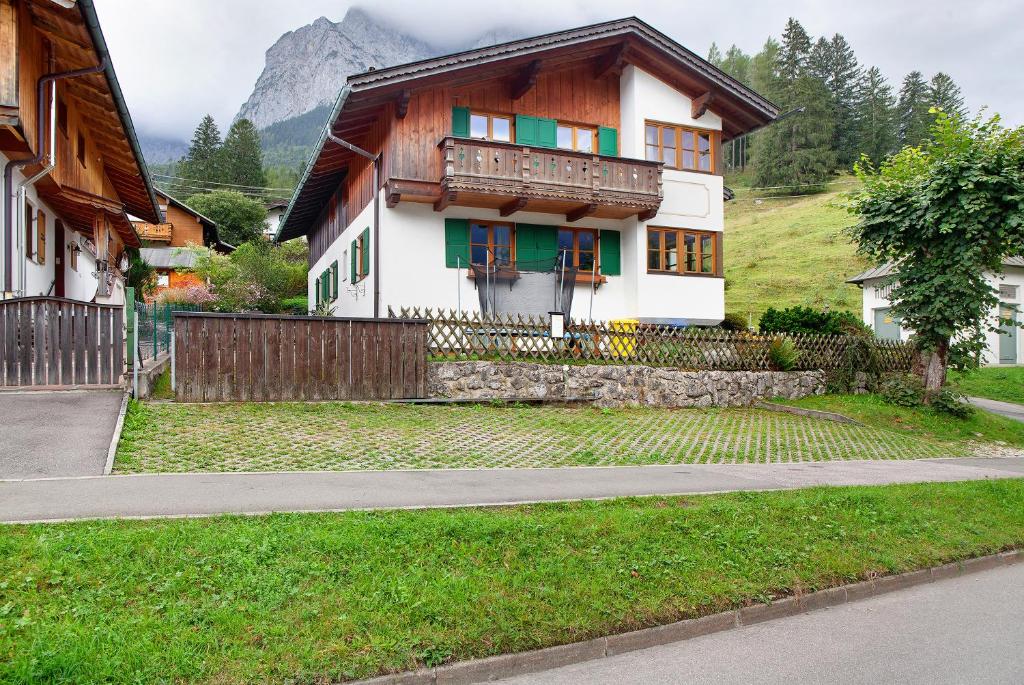 a house with a fence in front of it at Ferienwohnung Kramernest in Grainau