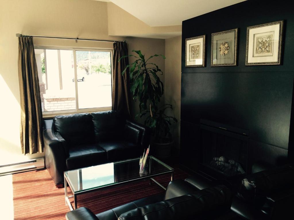 Posezení v ubytování Super 8 by Wyndham West Kelowna BC