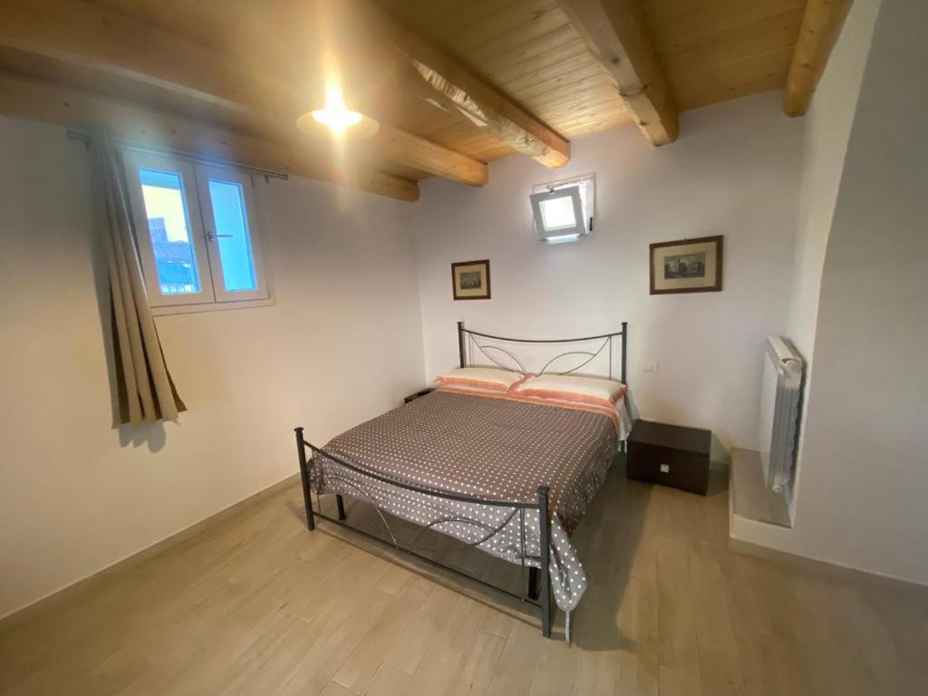 a bedroom with a bed in the middle of a room at La casa di nonno Enrico vicino alle Cinque Terre in Riccò del Golfo di Spezia