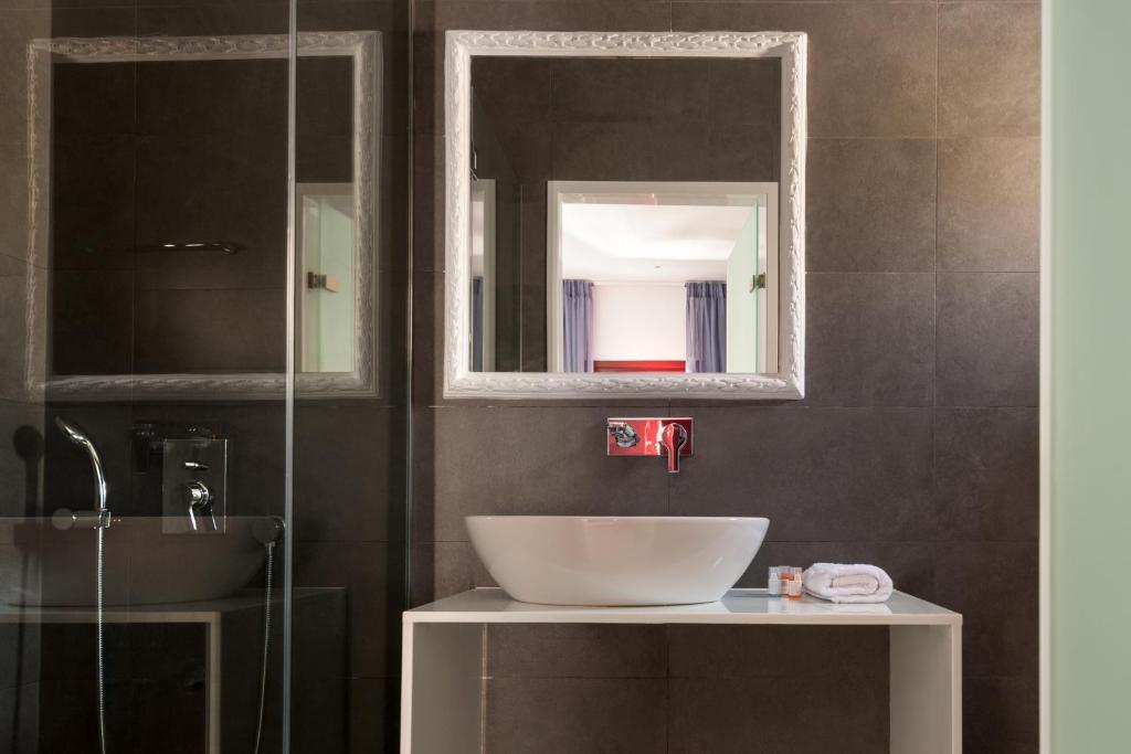 Koupelna v ubytování MAR n MAR CROWN HOTEL-SUITES