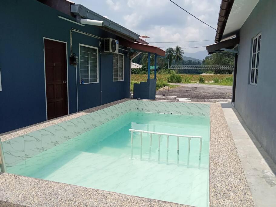 Bazén v ubytování Homestay Hulu Langat Riverview with POOL BBQ beside RIVER Netflix Village Vibes WiFi Free nebo v jeho okolí