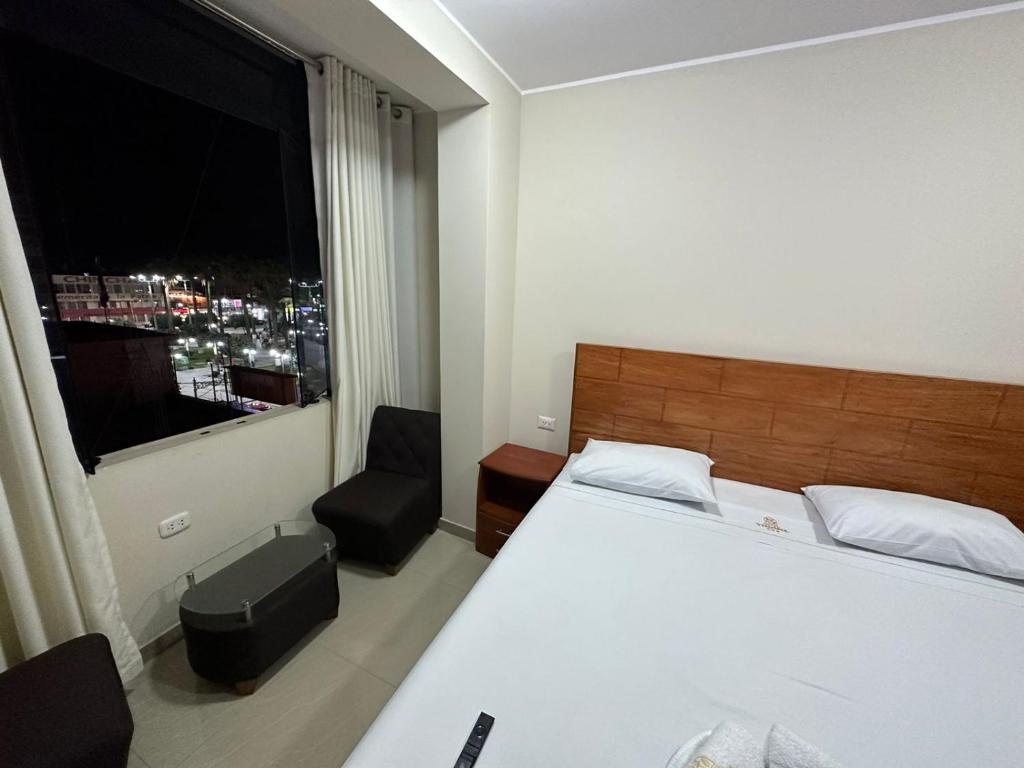 ein Hotelzimmer mit einem Bett und einem Fenster in der Unterkunft HOTEL YHOMIL in Chincha Alta