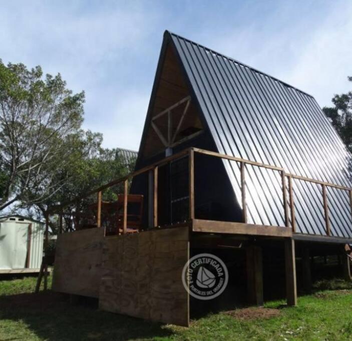 ein großes Holzhaus mit Metalldach in der Unterkunft escapada romántica in Villa Serrana