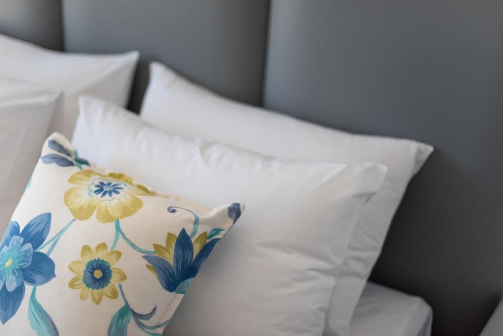 MAR n MAR CROWN HOTEL-SUITES - 3