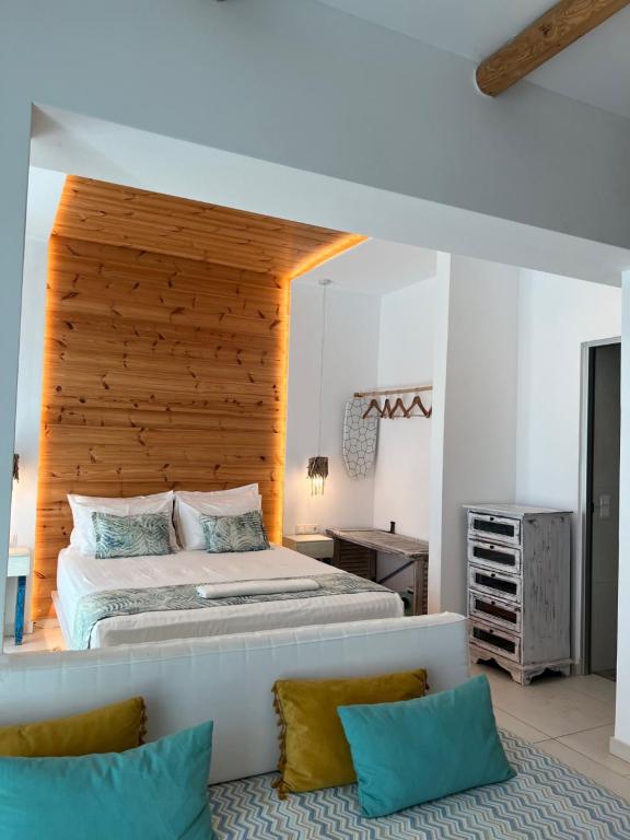 Postel nebo postele na pokoji v ubytování Notus Suites