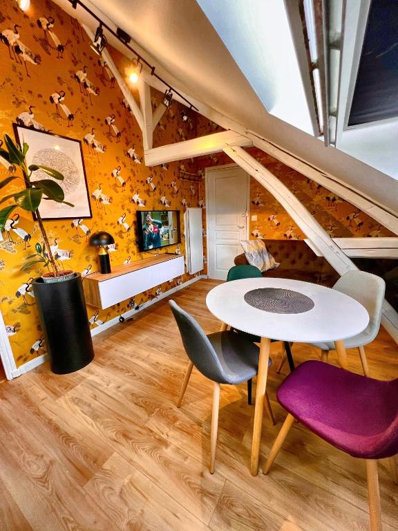 une salle à manger avec une table et des chaises dans l'établissement Appartement T2 Quartier calme / Parking Gratuit, à Saint-Julien-les-Villas