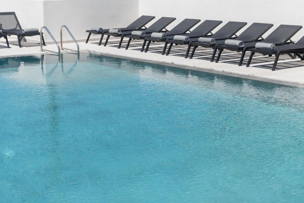 Bazén v ubytování MAR n MAR CROWN HOTEL-SUITES nebo v jeho okolí