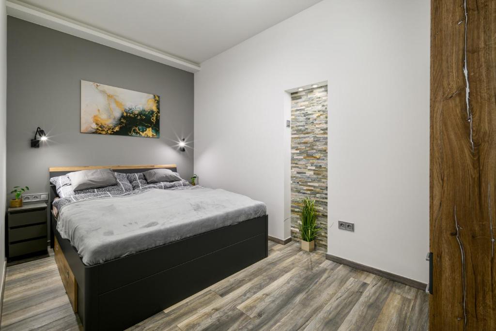 Postel nebo postele na pokoji v ubytování Golden Cage Premium Central Apartment