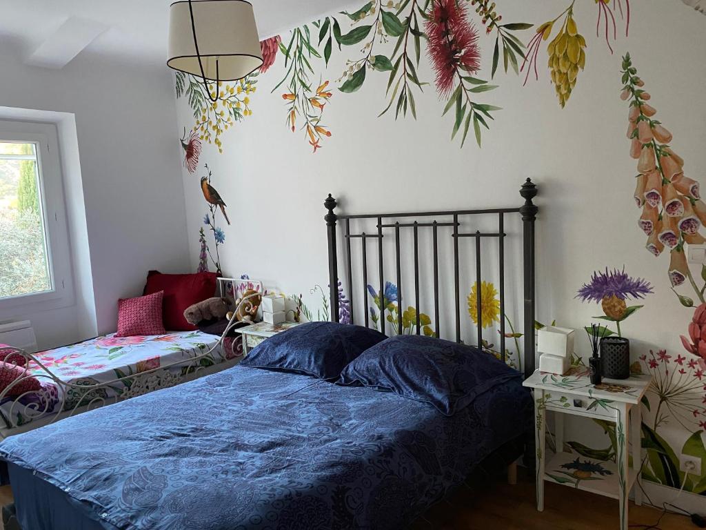 Postel nebo postele na pokoji v ubytování Chambre privée dans un MAS au centre du Village