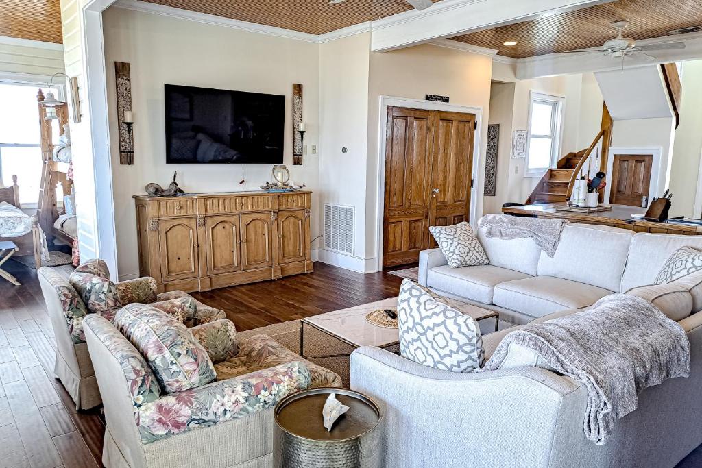 TV a/nebo společenská místnost v ubytování Hunker Down Gulf Winds