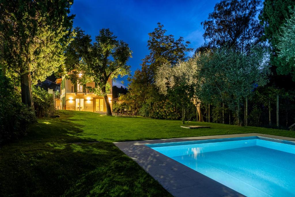 a swimming pool in the yard of a house at Villa Lilla Bellagio - Pool and Wine with Lake view in Bellagio