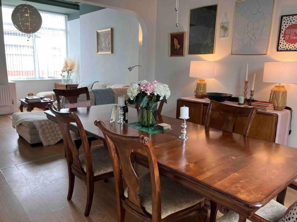 - un salon avec une table en bois et des fleurs dans l'établissement Inviting 3-Bed House in Sunderland WiFi Parking, à Sunderland