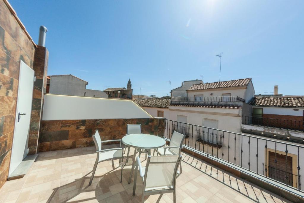 eine Terrasse mit einem Tisch und Stühlen auf dem Balkon in der Unterkunft VTAR Puerta Del Sol in Villacarrillo