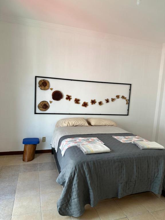 a bedroom with a bed with a picture on the wall at Súper Departamento en centro histórico in Comitán