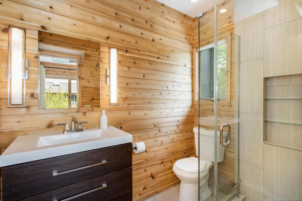 Vannituba majutusasutuses The Pines Men-Only Stay