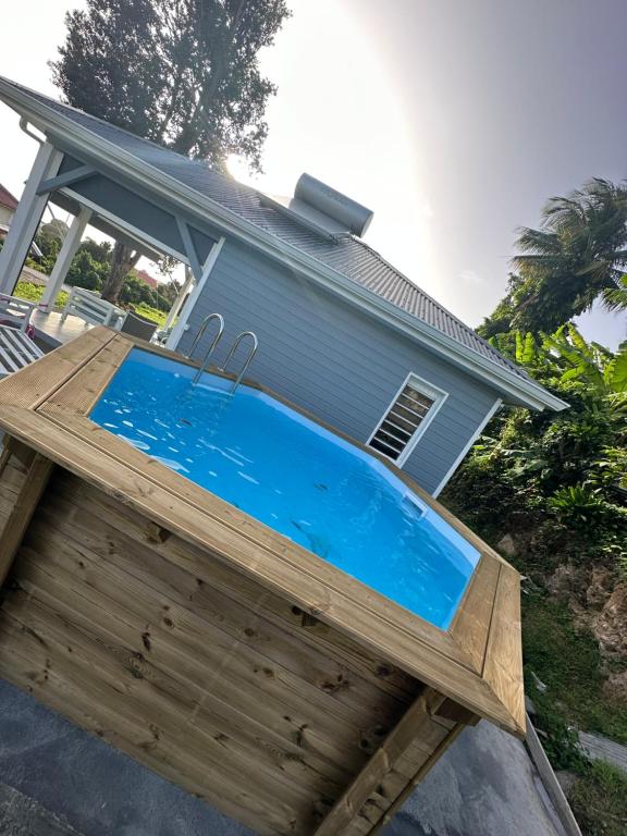 una piscina frente a una casa en Bungalow Le Lotus Bleu avec piscine privée, en Saint-Claude