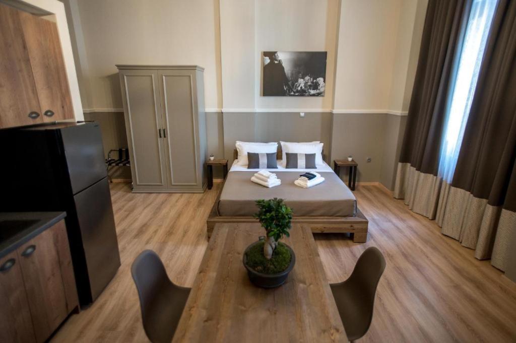 1 dormitorio con 1 cama, mesa y sillas en City Loft 1 (Stamatina's Luxury Apartments), en Alexandroupoli
