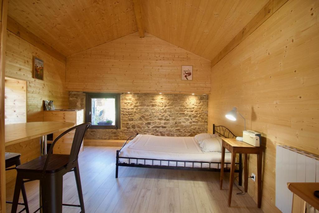 Postel nebo postele na pokoji v ubytování le dixneufcentvinschiroubles