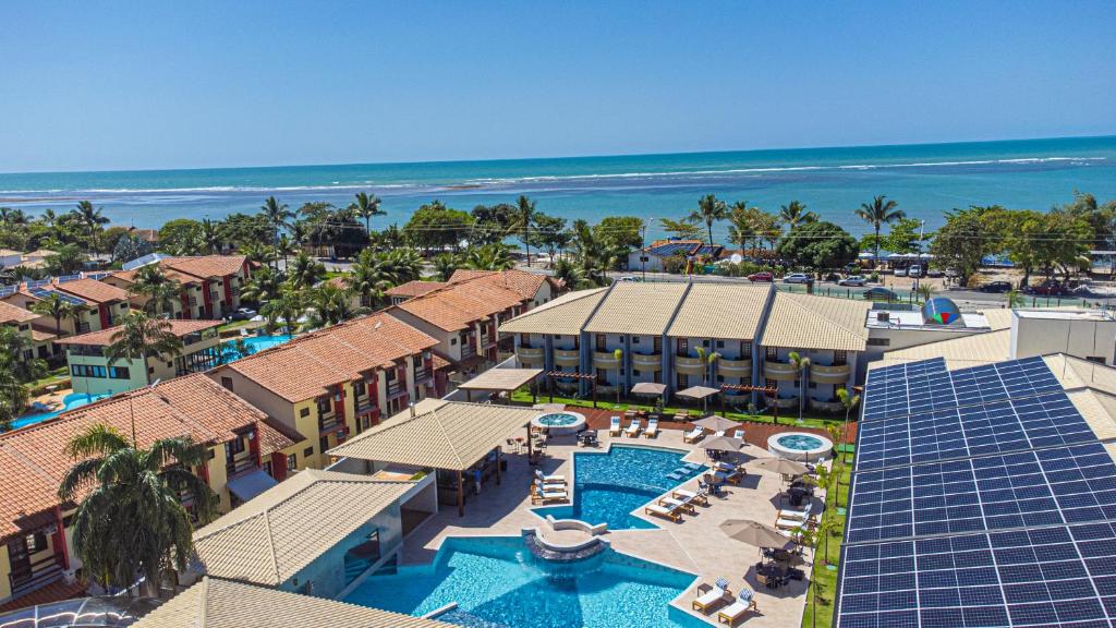 - une vue aérienne sur un complexe avec une piscine et l'océan dans l'établissement Principe do Mutá Hotel Design, à Santa Cruz Cabrália