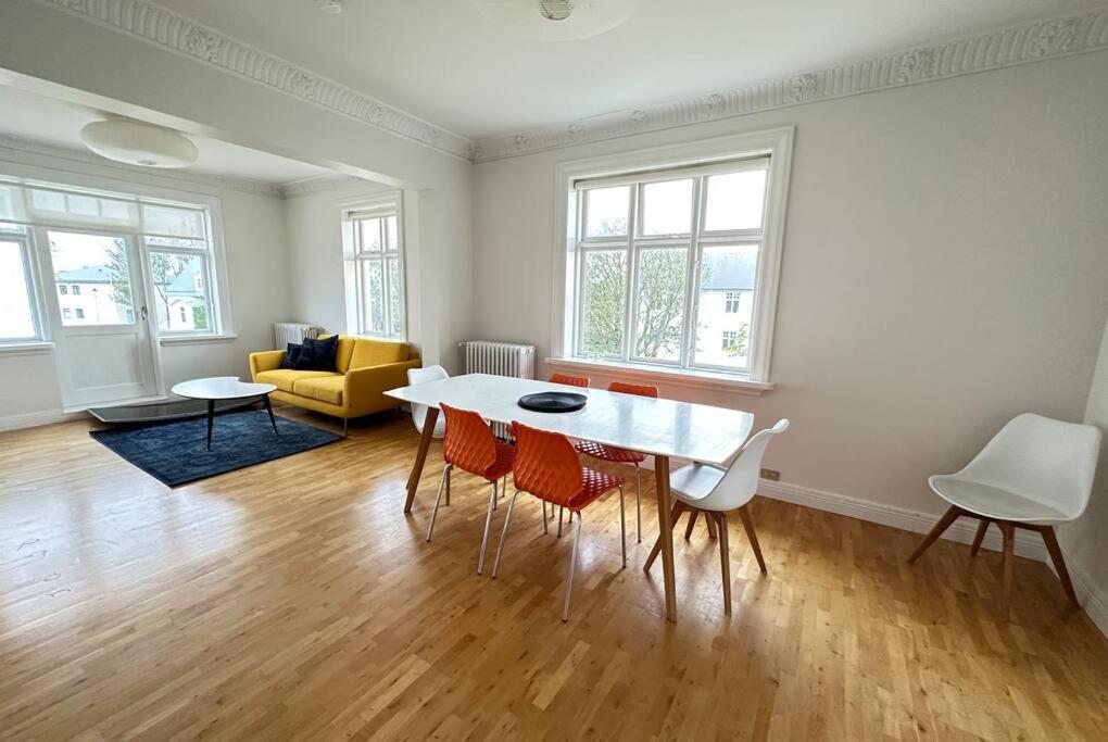 sala de estar con mesa blanca y sillas en Beautiful 2 bedroom apartment downtown Reykjavik, en Reikiavik