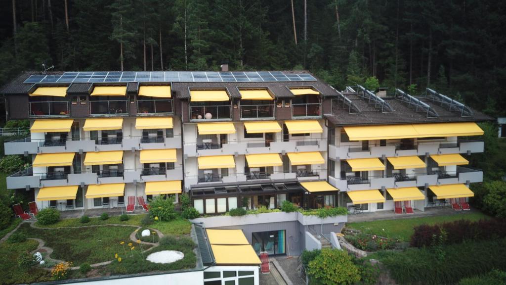 una vista aérea de un edificio con toldos amarillos en Hotel Hochwald, en Bad Liebenzell