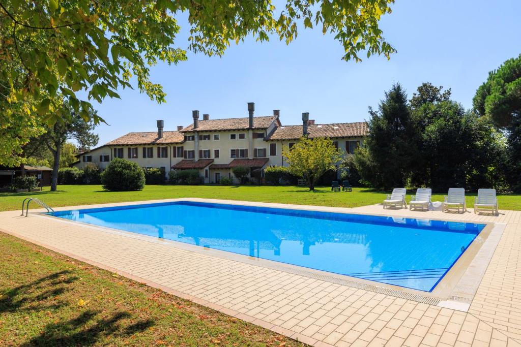una piscina nel cortile di una casa di Il Vivaio di Villa Grimani Morosini a Martellago