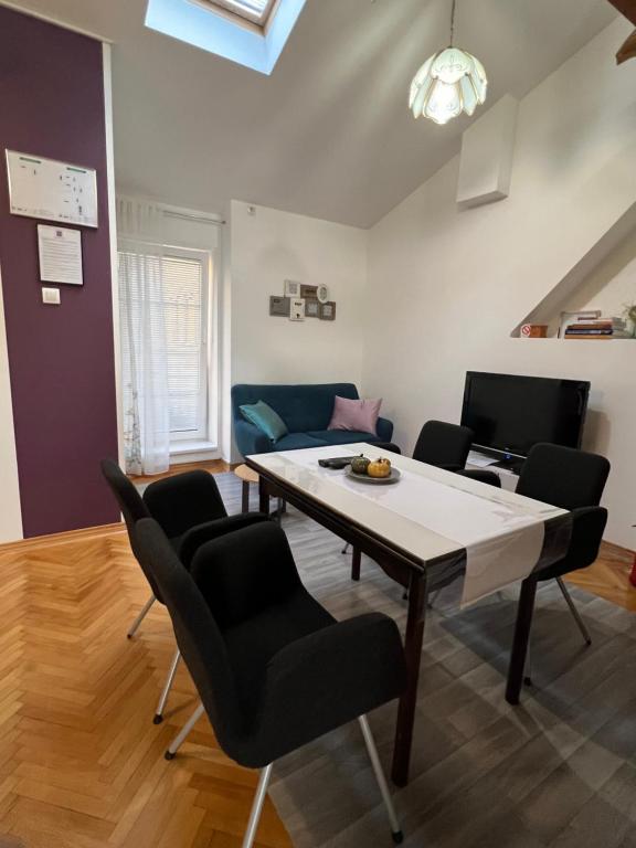 a living room with a table and chairs at Apartman 55 in Kikinda