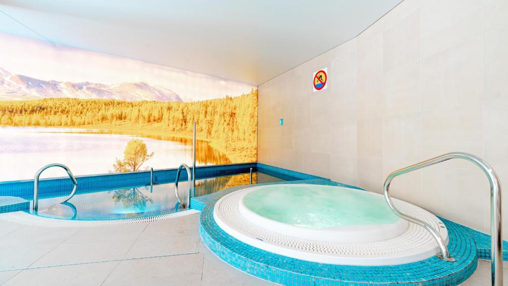 Bazén v ubytovaní Apartament Silence Stone Hill Przy Skale alebo v jeho blízkosti