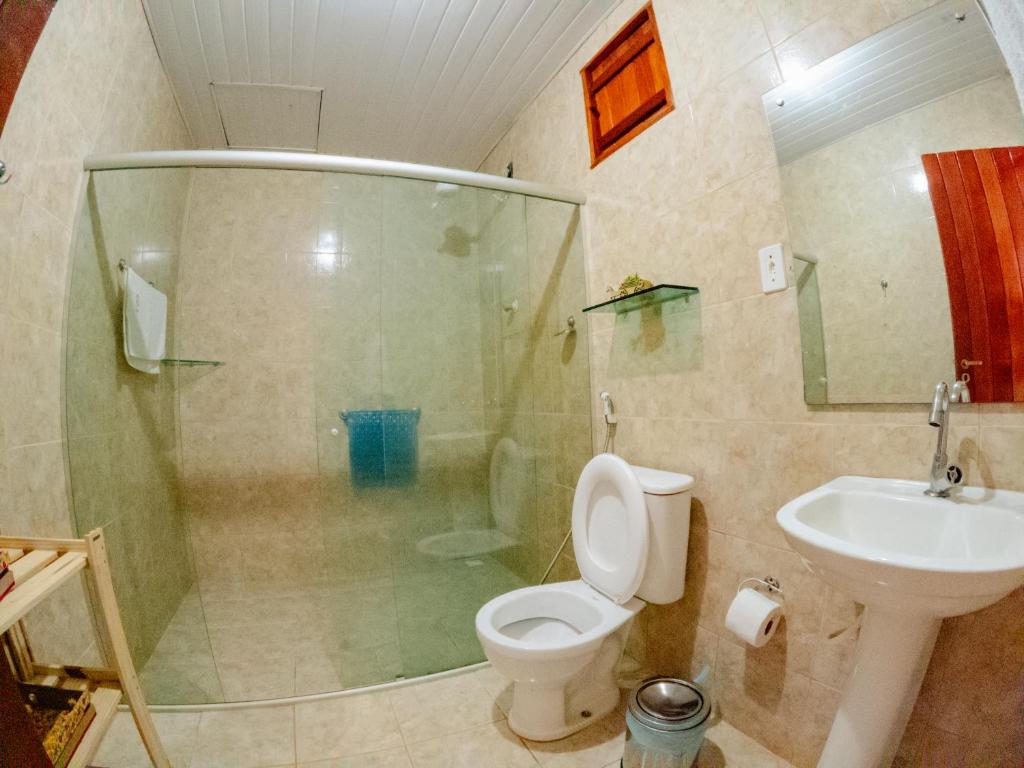 a bathroom with a shower and a toilet and a sink at Apt Flat 210 Condomínio Pedra do Rodeadouro in Bonito