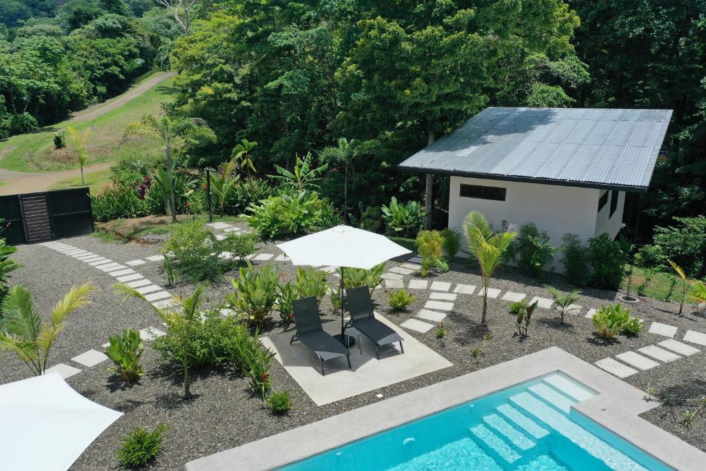 uma vista aérea de uma villa com piscina em Sharma Costa Rica - Heliconia Casita em Uvita