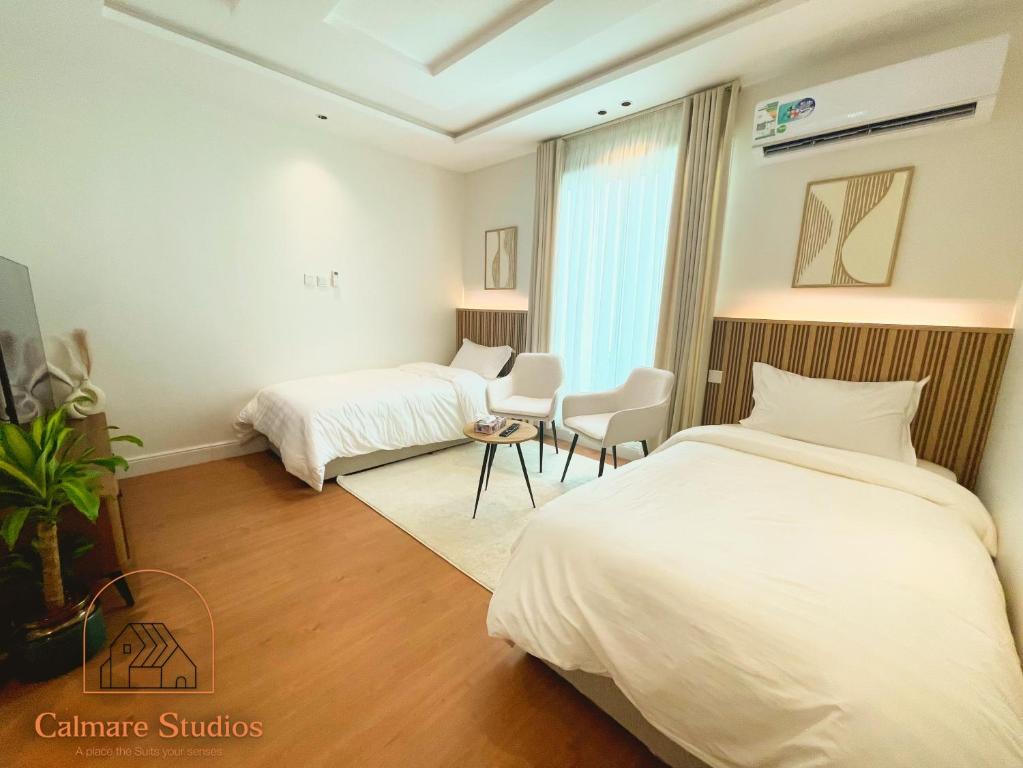 1 dormitorio con 2 camas, mesa y sillas en Twin beds - Self Check-in, en Riad