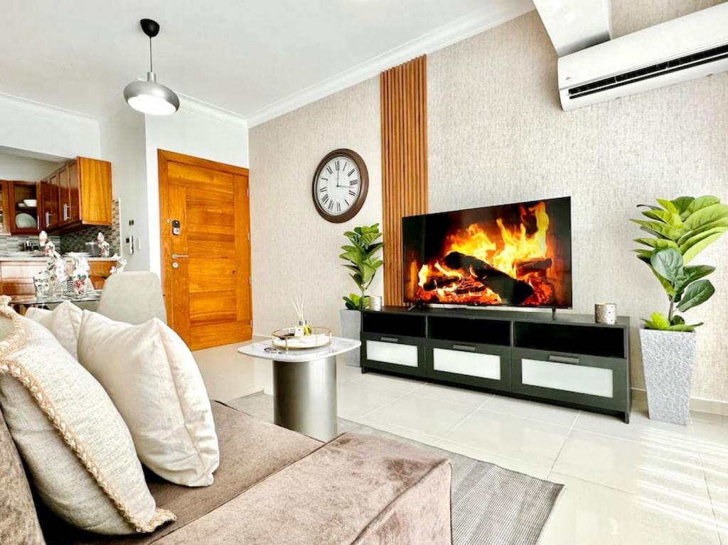 uma sala de estar com lareira e televisão em Beautiful Condo in Bella Vista em Los Prados