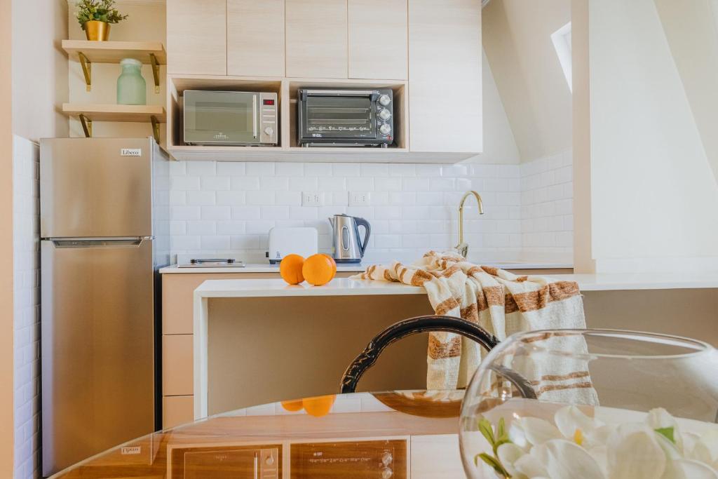 Kuchyň nebo kuchyňský kout v ubytování Orly Suites