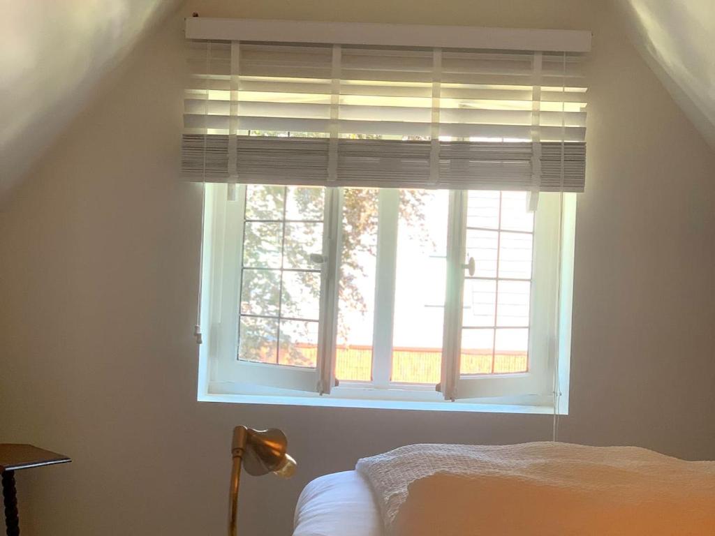 Postel nebo postele na pokoji v ubytování Zolder appartement Le Grenier
