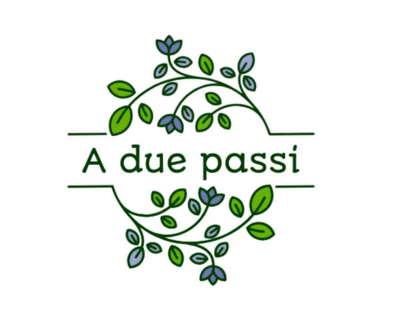 un'iscrizione a due passaggi con foglie verdi e un nastro di A due passi dal centro a Treviso
