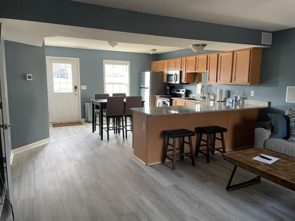 布盧明頓的住宿－Luxury Townhome 2 Remodeled February 2021，厨房以及带桌椅的起居室。