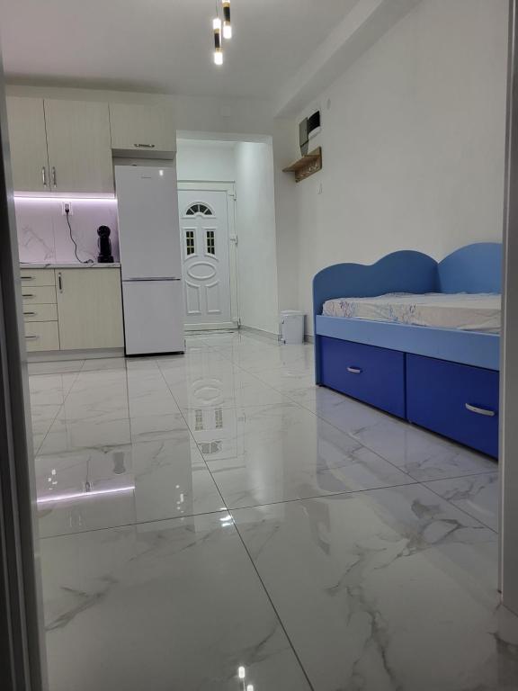 Habitación grande con cama y cocina. en Jordanovi Premium Apartment en Kavadarci