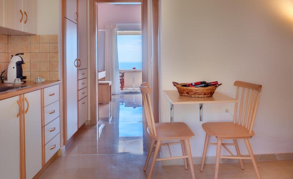 Kuchyň nebo kuchyňský kout v ubytování Krouzeri Beach Apartments