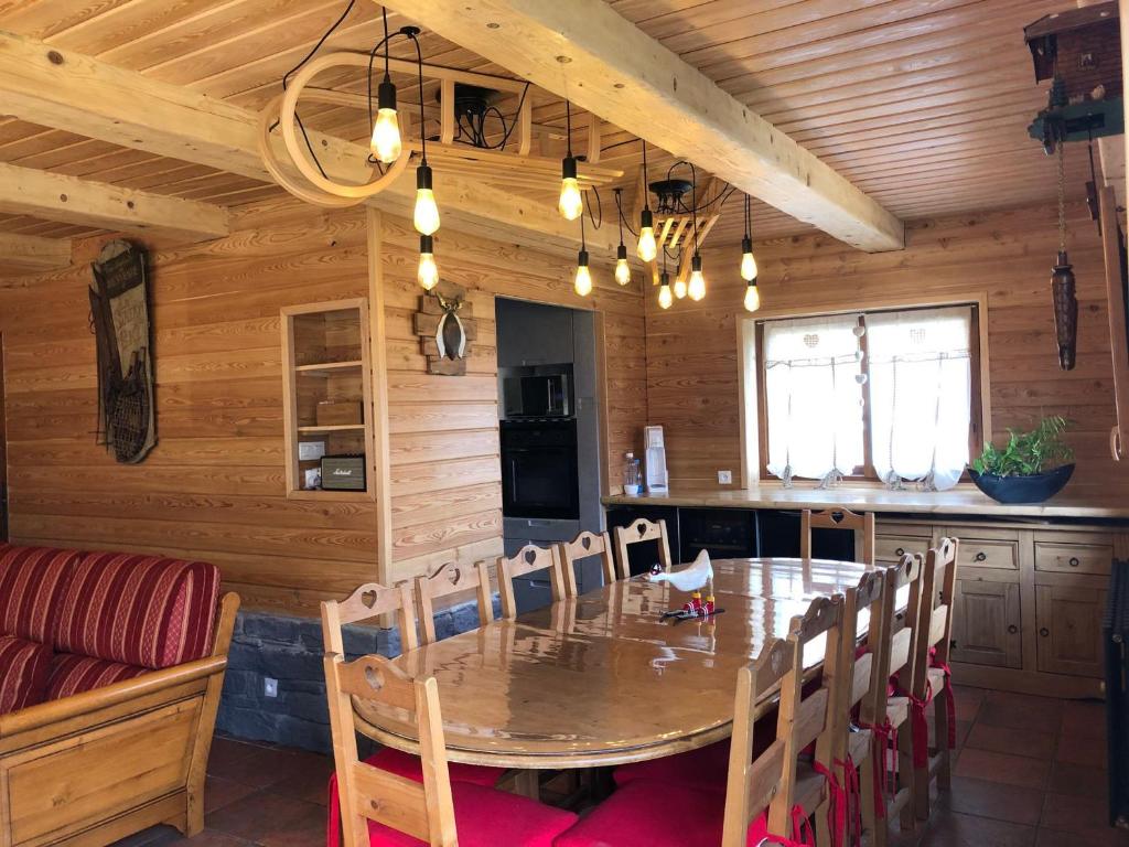 cocina y comedor con mesa y sillas en Chalet Pra-Loup, 10 pièces, 15 personnes - FR-1-165A-180 en Uvernet-Fours