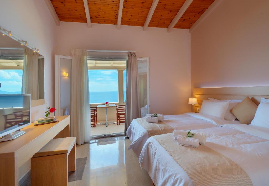 Postel nebo postele na pokoji v ubytování Krouzeri Beach Apartments