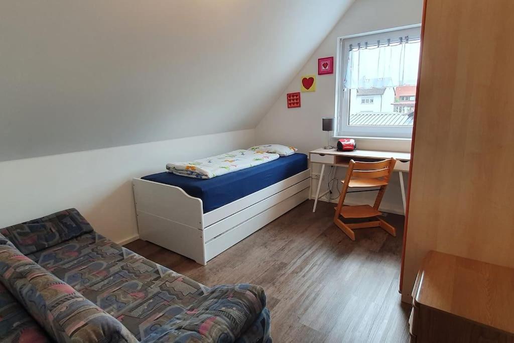 a small bedroom with a bed and a desk at Gemütliche Gäste-/Messewohnung 350 m. zur S-Bahn in Röthenbach an der Pegnitz