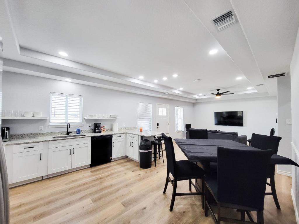 Apartment Home in Highland park 3B/2B *6 BEDS, San Antonio, TX