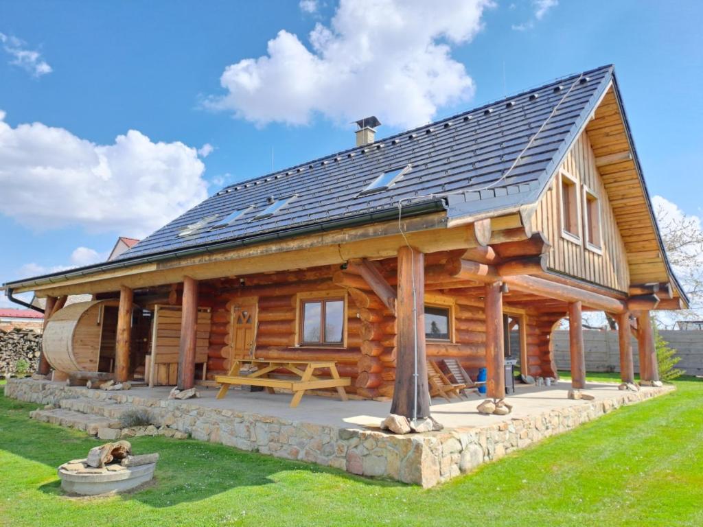 une cabane en rondins avec un toit solaire dans l'établissement srub U Holubů, à Malšice